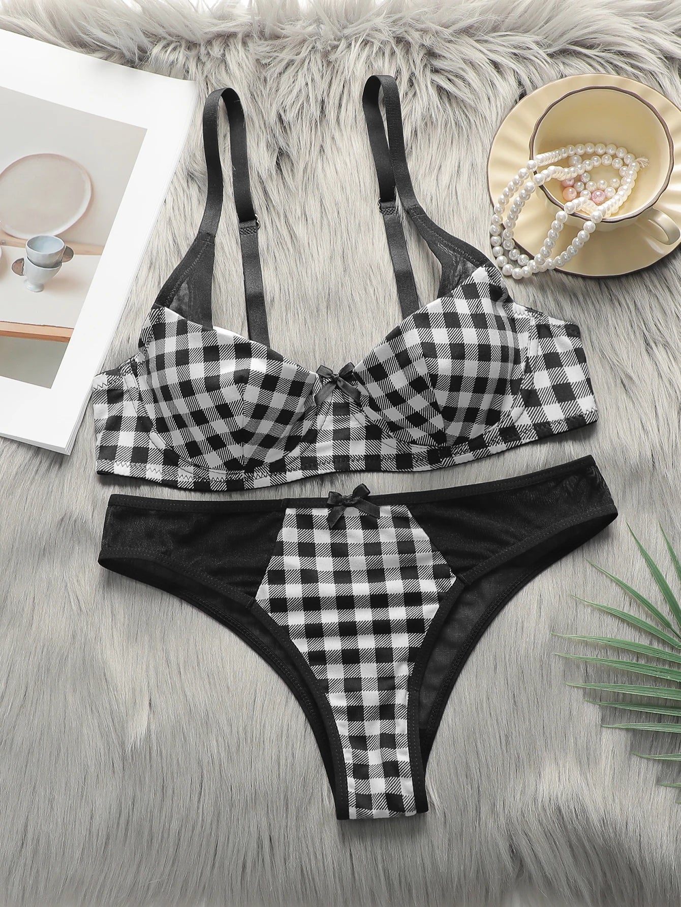 Women's lingerie set with black and white checkered pattern and steel ring gathering push up sexy bra set